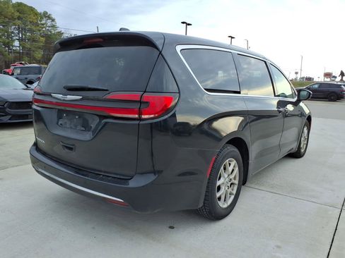 Used 2023 Chrysler Pacifica Touring-L image 5