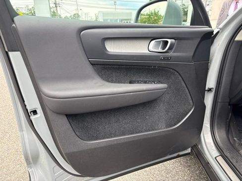 Used 2025 Volvo XC40 B5 Plus AWD/4WD image 17