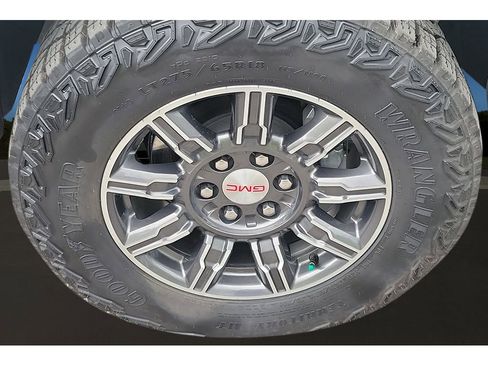 Used 2025 GMC Sierra 1500 AT4 w/ Technology Package AWD/4WD image 10