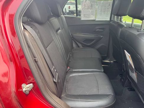Used 2019 Chevrolet Trax LT w/ LT Convenience Package FWD image 16
