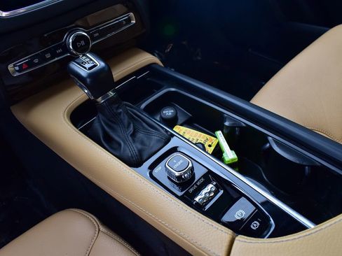 Used 2017 Volvo XC90 T6 Momentum w/ Vision Package image 24