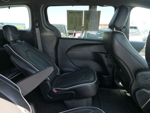 Used 2025 Chrysler Pacifica Limited FWD image 24