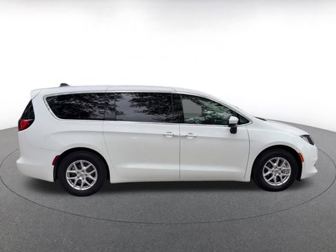 Used 2022 Chrysler Voyager LX FWD image 16
