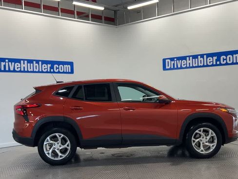 Used 2024 Chevrolet Trax LS w/ LS Convenience Package FWD image 3