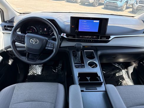 Used 2025 Toyota Sienna LE FWD image 14