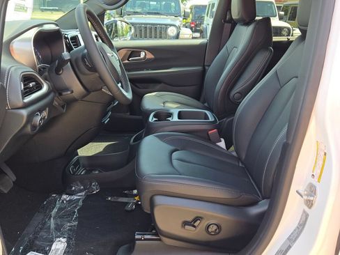 New 2026 Chrysler Pacifica Select FWD image 24