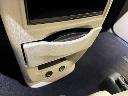 Used 2016 Chrysler Town & Country Touring-L image 48