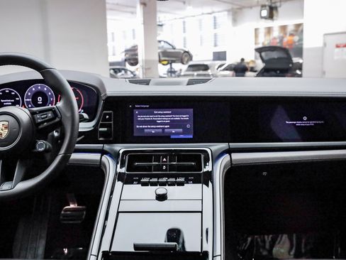 Used 2025 Porsche Panamera image 19