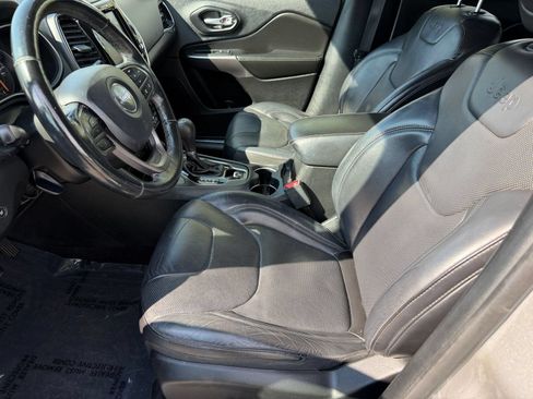 Used 2019 Jeep Cherokee Limited w/ Luxury Group AWD/4WD image 5