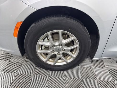 Used 2023 Chrysler Pacifica Touring-L image 9