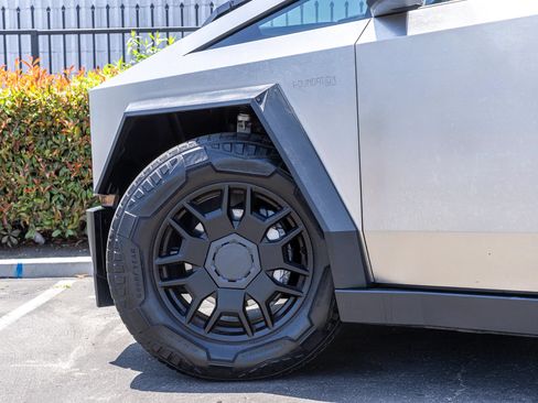 Used 2024 Tesla Cybertruck AWD Crew Cab image 8