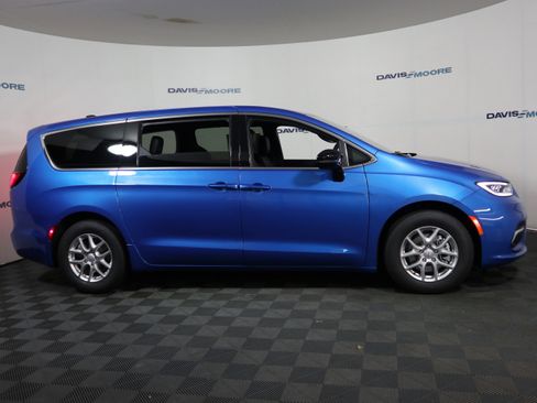 New 2026 Chrysler Pacifica Select image 4