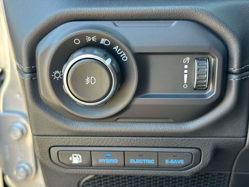 Used 2024 Jeep Wrangler Unlimited Sahara w/ Technology Group AWD/4WD image 19