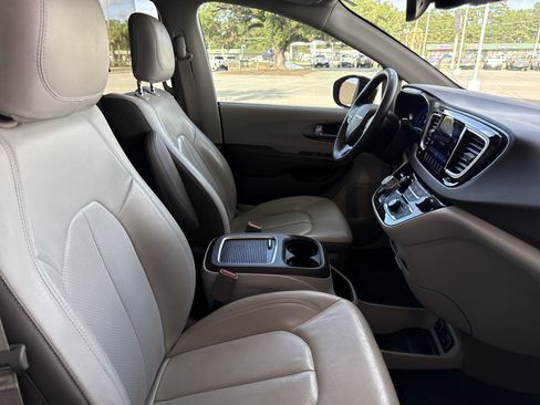 Used 2017 Chrysler Pacifica Touring-L Plus w/ Advanced Safetytec Group FWD image 33