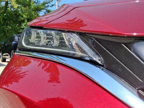Used 2021 Toyota Venza LE AWD/4WD image 27