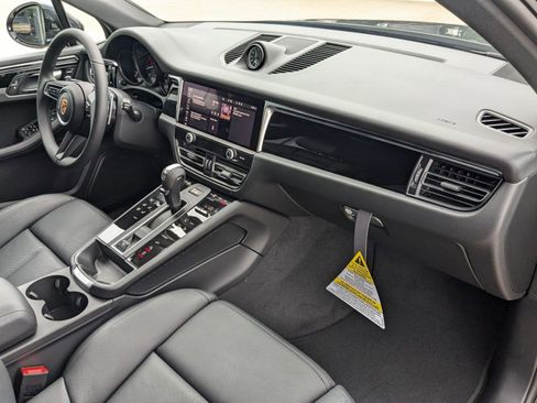 Used 2025 Porsche Macan image 26