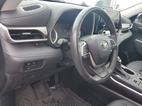 Used 2025 Toyota Highlander XLE AWD/4WD image 19