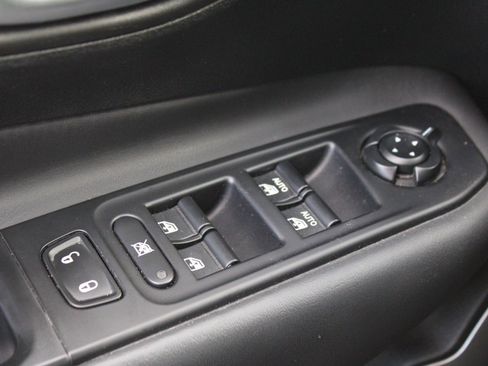 Used 2018 Jeep Renegade Limited image 17