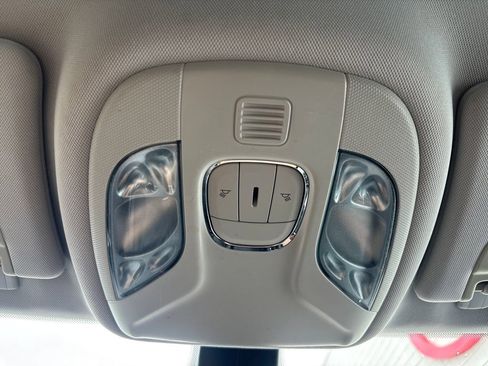 Used 2018 Jeep Compass Latitude FWD image 16