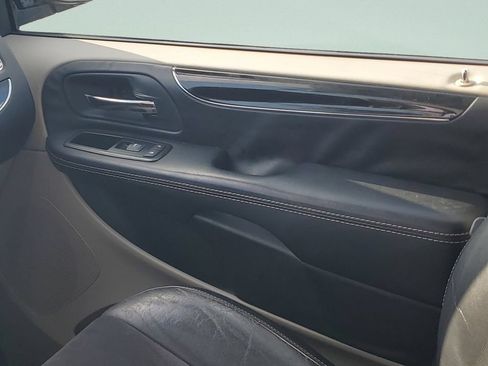 Used 2014 Chrysler Town & Country Touring-L FWD image 13