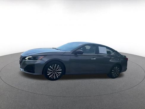 Used 2025 Nissan Altima 2.5 SV FWD image 8