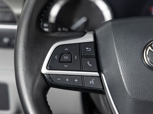 Used 2022 Toyota Highlander XLE image 32