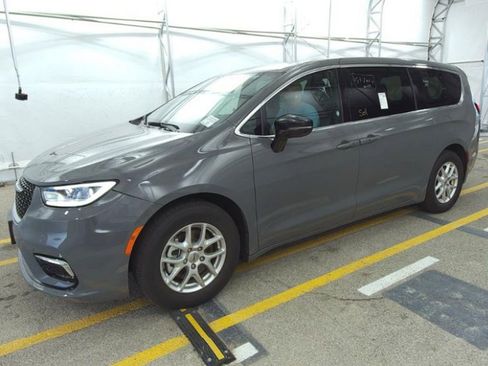 Used 2025 Chrysler Pacifica Select FWD image 2