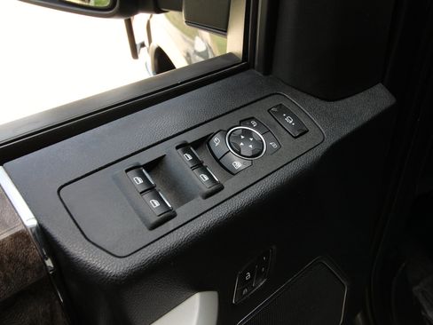 Used 2017 Ford F250 Lariat w/ Lariat Value Package AWD/4WD image 19