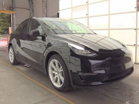 Used 2023 Tesla Model Y AWD image 5