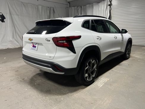 Used 2025 Chevrolet Trax LT FWD image 7