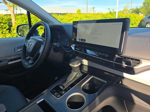 Used 2025 Toyota Sienna XLE image 11