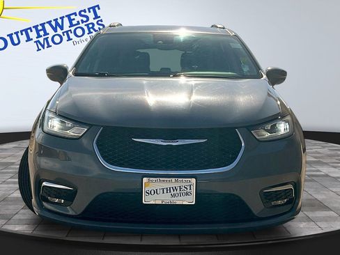 Used 2022 Chrysler Pacifica Touring-L FWD image 2