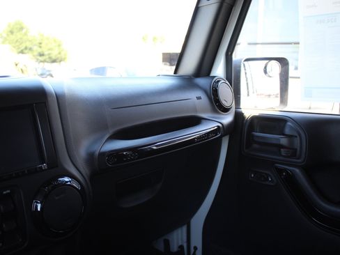 Used 2017 Jeep Wrangler Unlimited Sahara AWD/4WD image 29