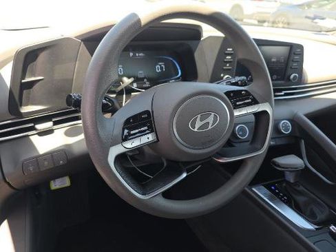 Used 2024 Hyundai Elantra SE FWD image 8