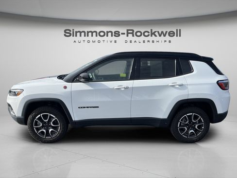 Used 2025 Jeep Compass Trailhawk AWD/4WD image 4