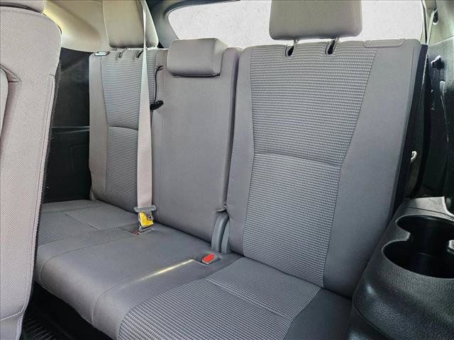 Used 2022 Toyota Highlander LE AWD/4WD image 18