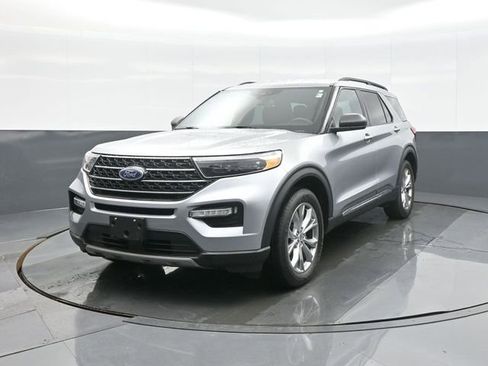 Used 2020 Ford Explorer XLT w/ Equipment Group 202A image 3
