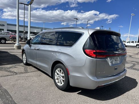 Used 2021 Chrysler Pacifica Touring-L FWD image 3
