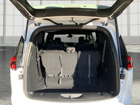 New 2026 Chrysler Pacifica Select image 11