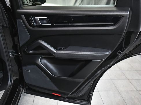 Used 2022 Porsche Cayenne Platinum Edition image 15
