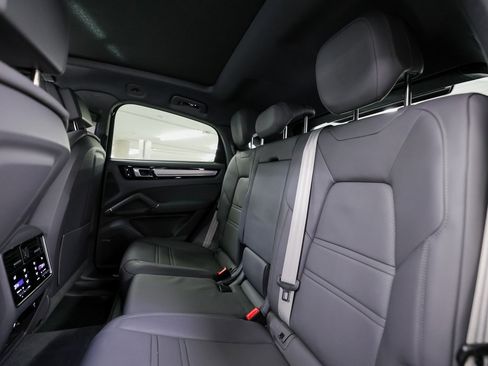 Certified 2023 Porsche Cayenne Platinum Edition image 24