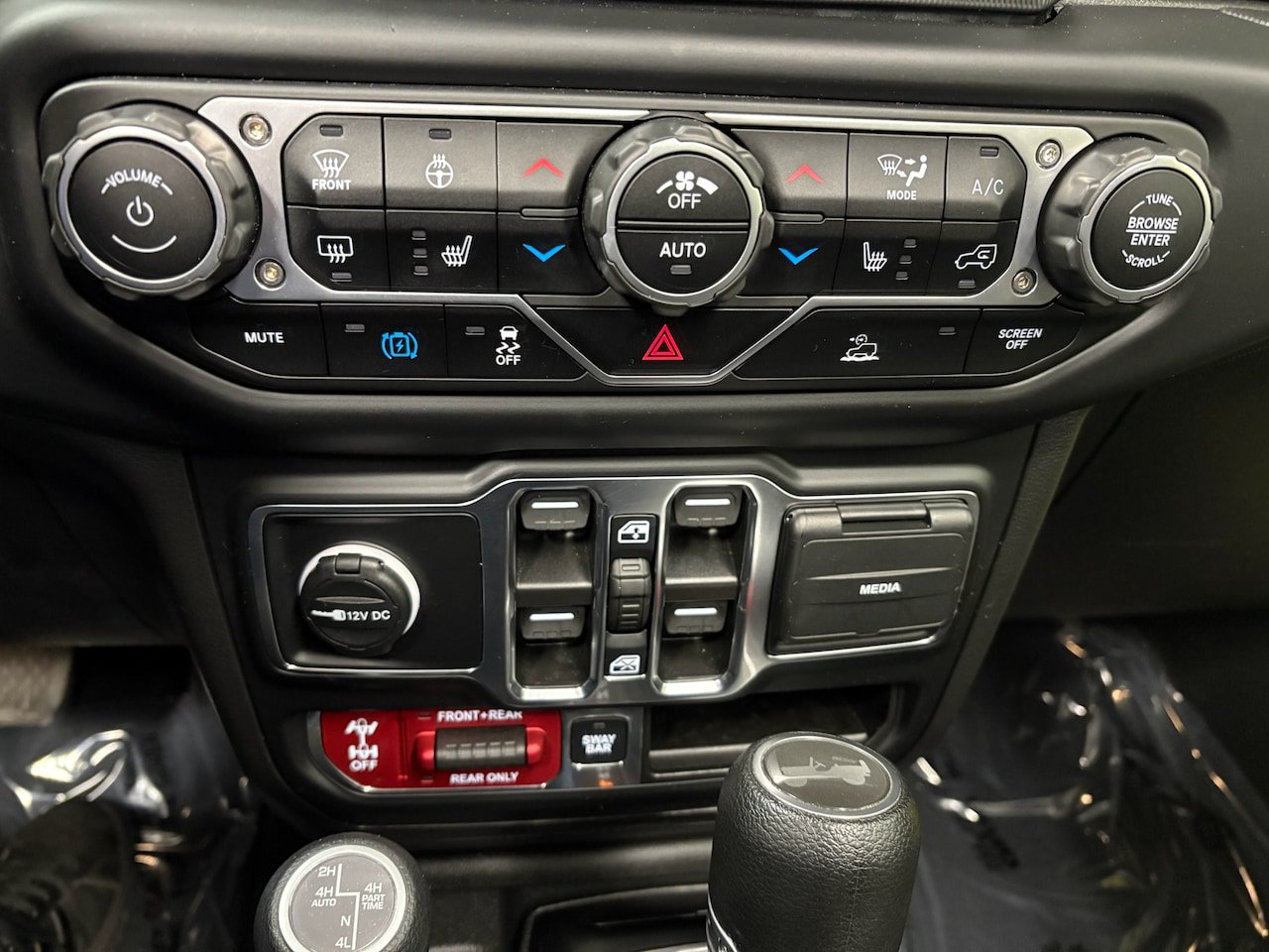 Used 2023 Jeep Wrangler Unlimited Rubicon 4xe w/ Cold Weather Group AWD/4WD image 16