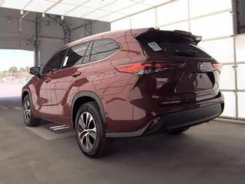 Used 2021 Toyota Highlander XLE FWD image 3