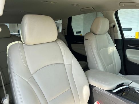 Used 2023 Buick Enclave Essence image 14