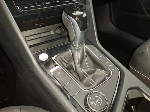 Used 2025 Volkswagen Taos SE image 13