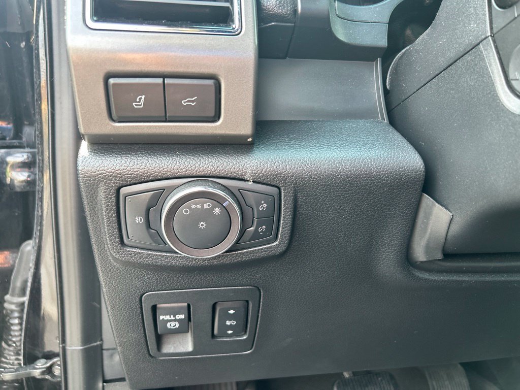 Used 2019 Ford Expedition XLT w/ Equipment Group 202A AWD/4WD image 18