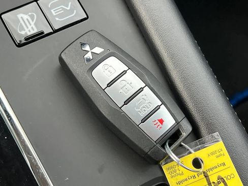 Used 2024 Mitsubishi Outlander SE image 25