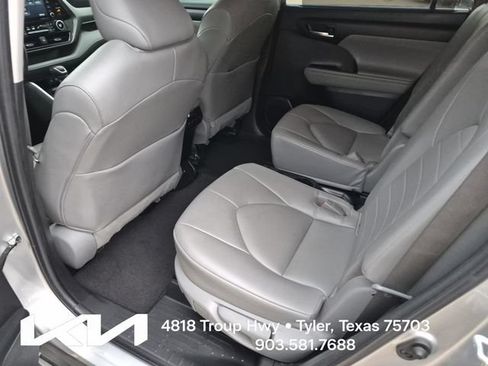 Used 2022 Toyota Highlander XLE FWD image 24