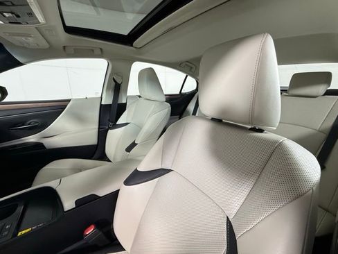 Certified 2025 Lexus ES 300h w/ Premium Package image 10