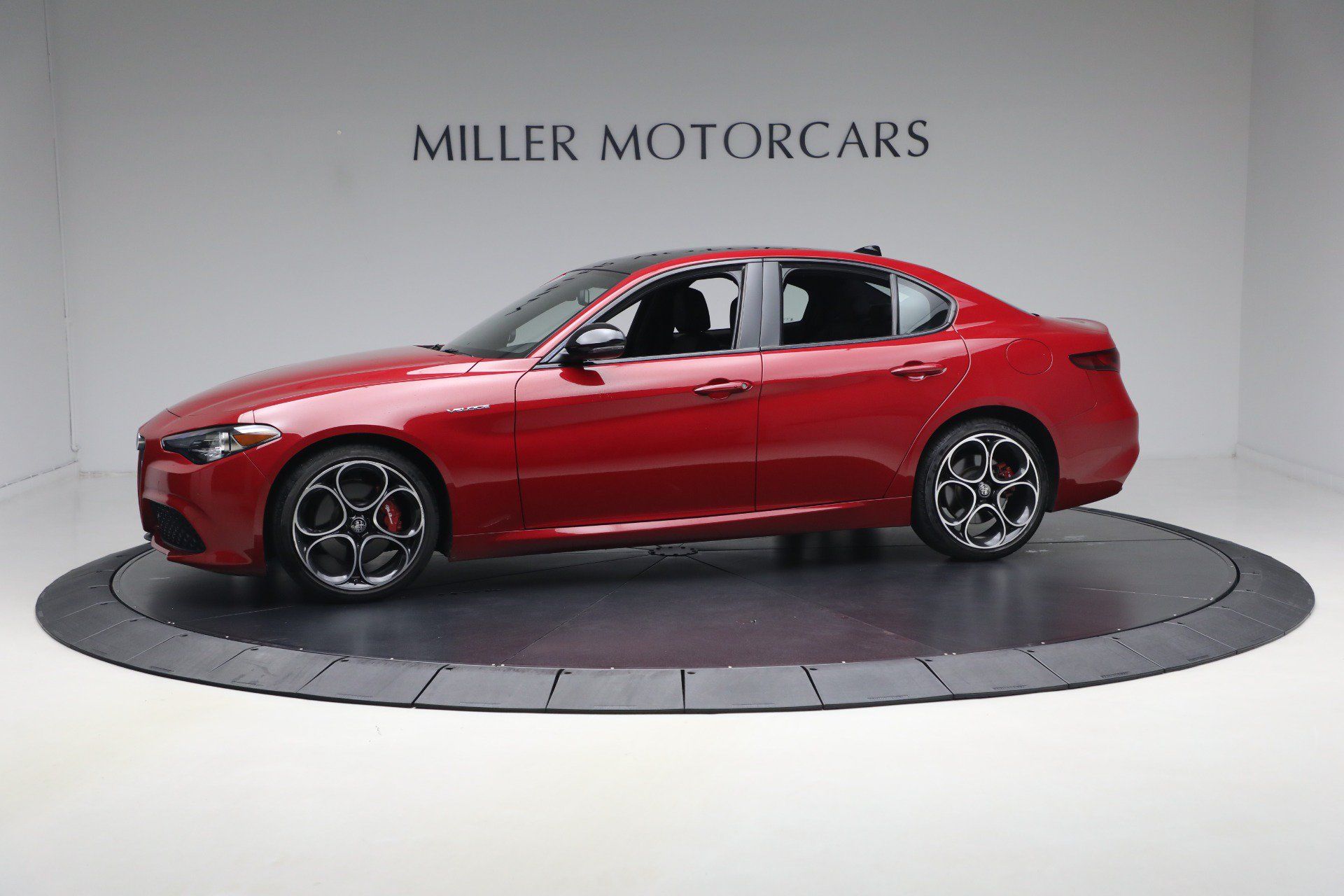 Used 2023 Alfa Romeo Giulia Veloce AWD/4WD image 2